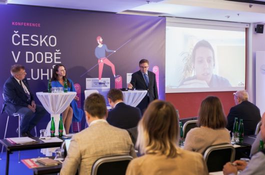 Gabriela Hlásková na pódiu konference Česko v době dluhů